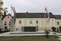Das Kriegerdenkmal bei der Pfarrkirche St. Marien. (Foto: RedTD/Gerold Keusch)