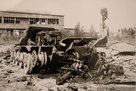 Der Motorraum und der Kampfraum eines zerstörten Jagdtigers. (Foto: Stadtarchiv St. Valentin)