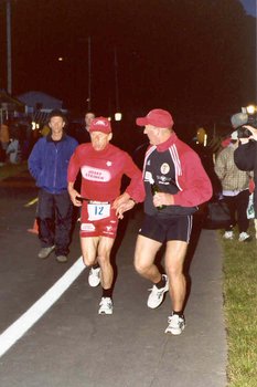 Luis wird am Beginn des Laufbewerbes von Herbert Egger begleitet. (Foto: Archiv Wildpanner)