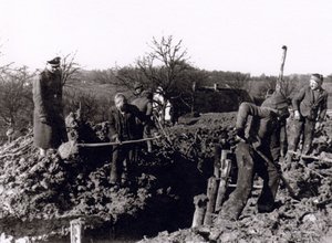 Schanzarbeiten am „Südostwall“ im Südburgenland.