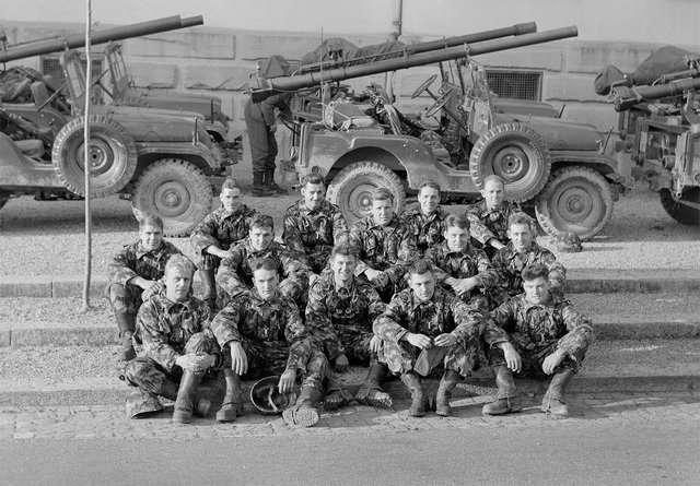 Schweizer Soldaten der Armee 61 während des Kalten Krieges 1964 vor ihren Jeeps mit rückstoßfreien Panzerabwehrkanonen 58. Die Truppenordnung 61 machte die Schweizer Streitkräfte zu einer starken Milizarmee und zur größten Armee der Schweizer Geschichte. Sie blieb 30 Jahre in Kraft. (Foto: Comet Photo AG (ZÜRICH), CC BY-SA 4.0)
