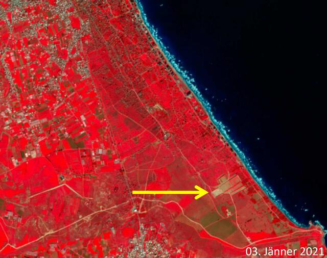 Varosha – Lichtspektrum: Darstellungsvarianten optischer Fernerkundungsdaten als Falschfarbendarstellung auf Basis der Farbkanäle Grün, Rot und nahes Infrarot. Bei der Falschfarbendarstellung werden Vegetationsflächen in Rot dargestellt. Der Pfeil zeigt einen Schießplatz der Turkish Cyprus Security Forces/Turkish Mainland Army. (Foto: UN)