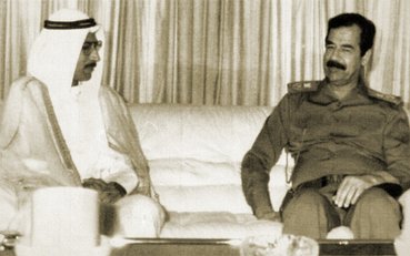 Kuwaits Premierminister Alaa Hussein Ali 1990 mit dem irakischen Diktator Saddam Hussein. (Foto: Iraqi News Agency; gemeinfrei)