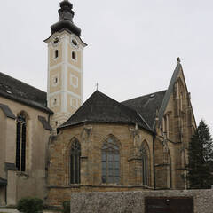 Kriegerdenkmal mit der Ennser Pfarrkirche St. Marien. (Foto: RedTD/Gerold Keusch)