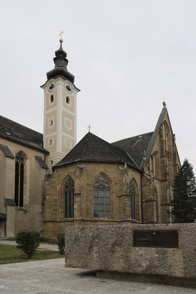 Kriegerdenkmal mit der Ennser Pfarrkirche St. Marien. (Foto: RedTD/Gerold Keusch)
