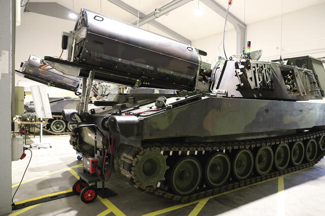 Die Simulatorhalle mit den beiden Panzerhaubitzen. (Foto: RedTD/Angela Schmeißl)