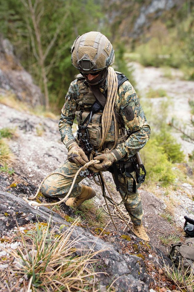 Der qualifizierte Gebirgssoldat beim Gangbarmachen des Geländes für nachfolgende Soldaten. (Foto: Bundesheer/Reinhold Lackner)
