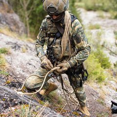Der qualifizierte Gebirgssoldat beim Gangbarmachen des Geländes für nachfolgende Soldaten. (Foto: Bundesheer/Reinhold Lackner)