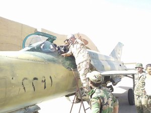 Durchhalteparolen und Siegesposen: Ein dem Assad-Regime treuer Kommandeur des (südlichen) Kessels in Dayr az-Zawr, Generalmajor Zahreddine, bei der „Inspektion“ eines von zwei MiG-21 Jagdbombern, die immer noch vom lokalen Stützpunkt operieren. (Foto: via R. S.)