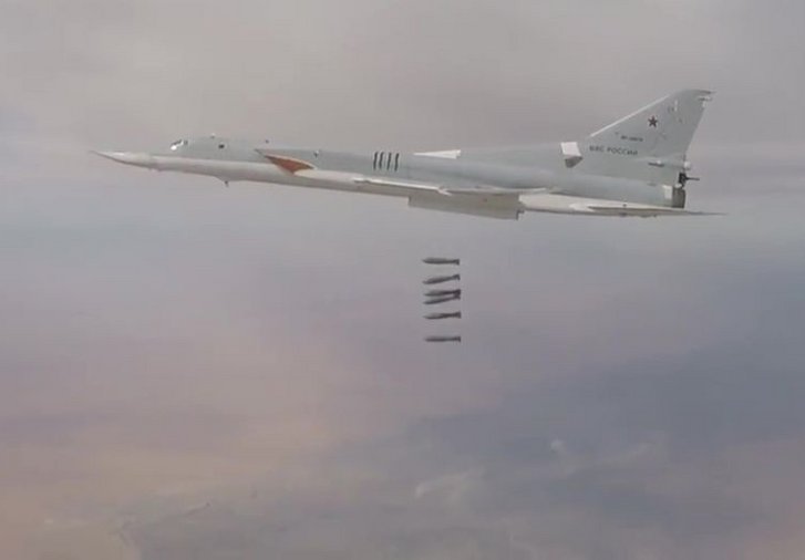 Einer von 6 Tu-22M-3 Bombern, die an den Luftangriffen auf die Gegend um al-Bukamal am 18. November 2017 beteiligt waren, beim Abwurf von 6 FAB-500M-62 Bomben. (Foto: VKS)