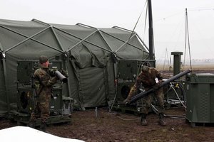 Deutsche Soldaten errichten ein Feldlager und bauen die Notstromaggregate auf. (Foto: Bundesheer/Pehr Alexander)