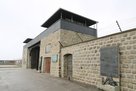 Das Lagertor, der einzige Zugang zum Häftlingslager, mit Errinnerungstafeln. (Foto: RedTD/Keusch) 
