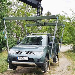 Heben eines Kraftfahrzeuges mit der Lasttraverse. (Foto: Bundesheer/Karl Vukics)