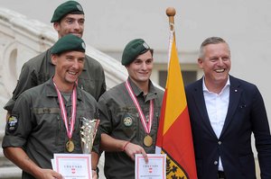 Der Bundesminister für Landesverteidigung, Mario Kunasek, mit den Siegern des Mannschaftsfünfkampfes der Heeresmeisterschaft 2018. (Foto: Bundesheer/Gerhard Seeger)