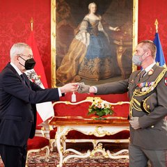 Bundespräsident Alexander Van der Bellen übergibt den neuen Unteroffizierssäbel an den Kommandanten der Garde m.d.F.b., Oberstleutnant Thomas Güttersberger. (Foto: Bundesheer/Peter Lechner)