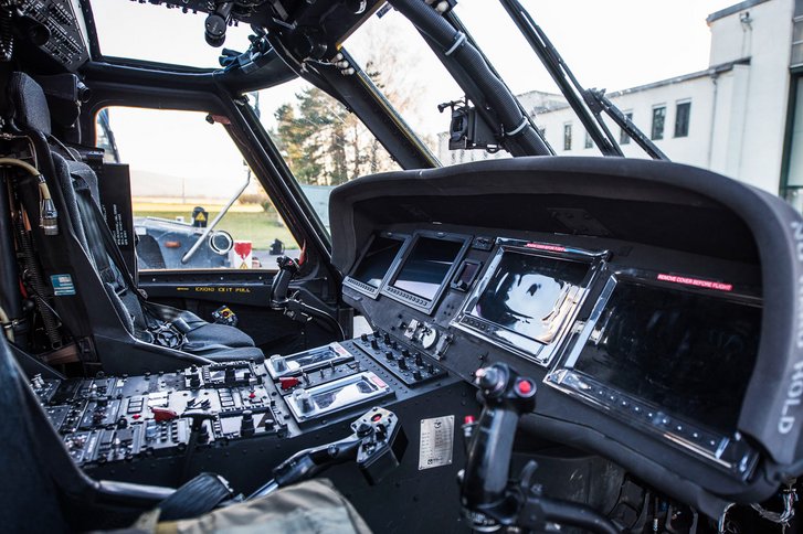 Das erneuerte Cockpit der S-70 „Black Hawk“ nach dem Avionic-Update. (Foto: Reinhard Zmug)