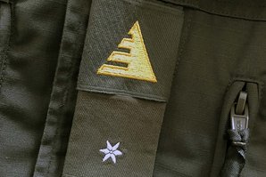 Das Verwendungsabzeichen für Militärexperten wird am Dienstanzug als Aufschiebeschlaufe über dem Dienstgrad getragen. (Foto: Theresianische Militärakademie)