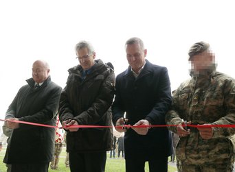 Verteidigungsminister Mario Kunasek und Hofrat Dr. Johannes Sailer und der Kommandant der Task-Group 2 durchschneiden das Band zum neuen Kasernengebäude der Flugfeldkaserne. (Foto: Truppendienst/Gerold Keusch)