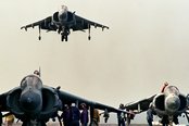Piloten der US-Navy beim Boarden ihrer Flugzeuge. (Foto: PH1 Allen/ U.S. Defense; gemeinfrei)