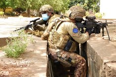 Ein österreichischer und ein luxemburgischer Soldat sind gemeinsam in Stellung. Die Campverteidigung wird in allen EUTM-Einrichtungen regelmäßig geübt. (Foto: Bundesheer/Matthias Resch)