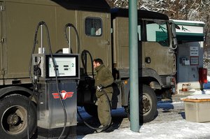 Ein Soldat betankt sein Fahrzeug an einer stationären Tankstelle in einer Kaserne des Bundesheeres. (Foto: Bundesheer/Sigi Schwärzler)