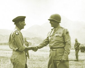 Der britische General Montgomery (li.) und der US-General Patton reichen sich in Palermo die Hände. (Foto: U.S. Army/gemeinfrei)