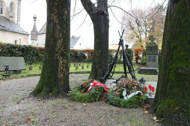 Kriegerdenkmalgruppe auf dem Friedhof neben der St. Laurenz-Basilika. (Foto: RedTD/Gerold Keusch)