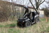 Kleine Geländeunebenheiten sind kein Problem für ein Quad. (Foto: Keusch)