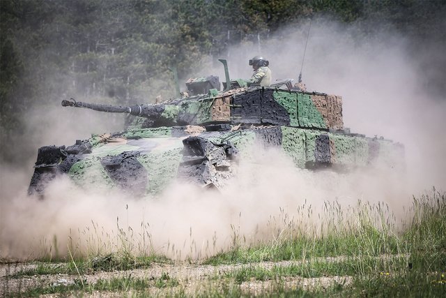 Nachrüsten des Bundesheeres in einem aktuell bedrohlichen Umfeld: Der Kampfschützenpanzer „Ulan“ wird modernisiert und mit dem Tarnsystem „Barracuda“ ausgestattet. (Foto: Bundesheer/Kurt Kreibich)