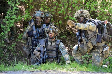 Infanteristen des Österreichischen Bundesheeres festigten bei der TRIAS 25 ihr Können in der Einsatzart Angriff. (Foto: Bundeswehr/Carl Schulze)