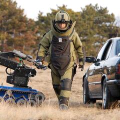 Aus der Anfangszeit des tEODor beim ÖBH Anfang der 2000er-Jahre: Ein Spezialist des EOD-Teams überprüft ein Fahrzeug. (Foto: Bundesheer)