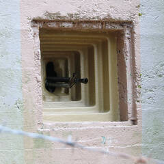 Gebrochene Schießscharte aus Beton und Stahl für ein MG 26 von außen. (Foto: RedTD/Gerold Keusch)