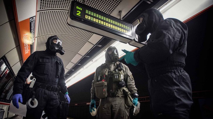 Bei der Einsatzbesprechung.  (Foto: HBF/Daniel Trippolt)