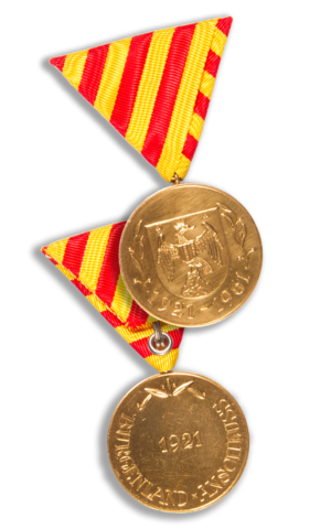 Die Erinnerungsmedaille ist Bronze vergoldet und hat einen Durchmesser von  40 mm. Das Avers zeigt das Landeswappen von Burgenland, unter dem Wappen die Jahreszahlen „1921 – 1961“ sowie seitlich jeweils einen stilisierten Lorbeerzweig. Das Revers hat im Zentrum die Jahreszahl „1921“ und die Umschrift „BURGENLAND – ANSCHLUSS“, am oberen Rand befinden sich fünf stilisierte Lorbeerblätter. Das Band hat eine Breite von 45 mm, ist vierfach in den Landesfarben rot-gelb gestreift und dreieckig gefaltet.