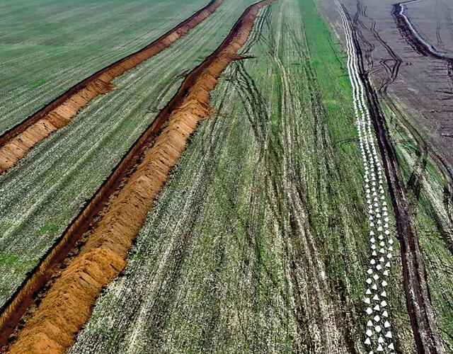Sperren hemmen die feindliche Bewegung und müssen durch Feuer überwacht werden. Hier zwei Panzergräben (li.) und „Drachenzähne“ aus Beton (re.) im Ukraine-Krieg.