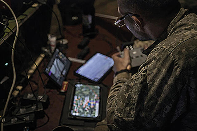 Kriege werden in rasendem Tempo weiter technisiert: Ein Operator steuert unbemannte Fahrzeuge aus sicherer Entfernung. (Abbildung: KI-generiert/Bundesheer/DION 6)