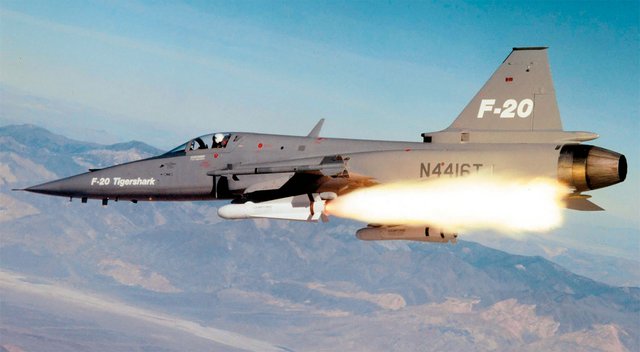 Ein Kampfflugzeug löst eine Luft-Boden-Lenkwaffe zur Luftnahunterstützung der Landstreitkräfte aus. (Foto: U.S. Air Force/gemeinfrei)