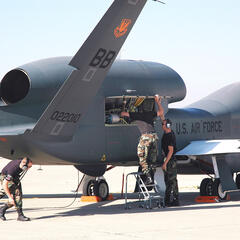"Global Hawk"-Drohne der U.S. Air Force bei der Wartung. (Foto: U.S. Air Force/Stacey Knott; gemeinfrei)