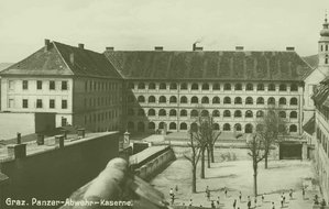 Blick in den Hof der Großen Dominikanerkaserne. Die Aufnahme entstand in der NS-Zeit, da die Bezeichnung „Panzer-Abwehr-Kaserne" lautet. (Bild: Archiv Rauchenbichler) 