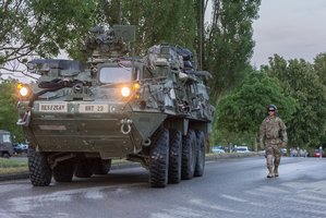 Ein US-Radpanzer wird von einem US-Soldaten begleitet, der ihm den Weg zu seinem Abstellplatz in der Amstettner Ostarrichi-Kaserne zeigt. (Foto: Bundesheer/Kommando Landstreitkräfte)