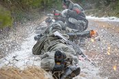 Ein Panzerabwehrrohr feuert unter Beobachtung des Sicherheitspersonals eine Granate auf eine Zielgruppe. (Foto: Bundesheer/Thomas Lampersberger)