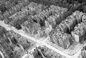 Luftaufnahme der Royal Air Force der zerstörten Stadt Köln am Ende des Zweiten Weltkrieges. (Foto: Imperial War Museum/Dowd J.) 