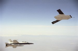 Eine F-18 (links) begleitet die unbemannte X-45 Drohne. Zur Navigation verwendet die X-45 GPS. (Foto: NASA/Jim Ross)