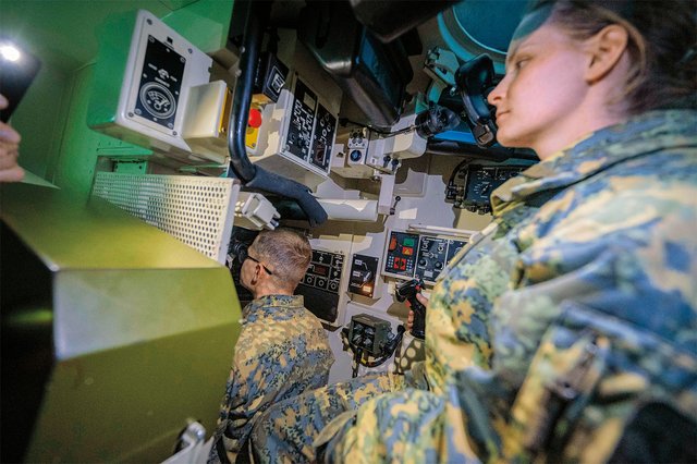 Bei den Führungstrainings erhalten die Fähnriche Einblicke in die Wirkung der von ihnen bei der Ausbildung geführten Waffensysteme. Hier bei der Fahrt in einem der Panzersimulatoren der Kaserne Zwölfaxing. (Foto: Bundesheer/Paul Kulec)
