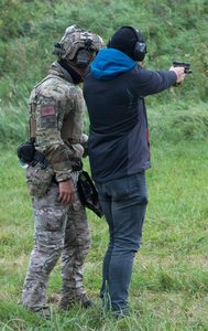 Unter Aufsicht dürfen wir ein paar Probeschüsse mit der P80 des Bundesheeres abgeben. (Foto: Bundesheer/Gunter Pusch)