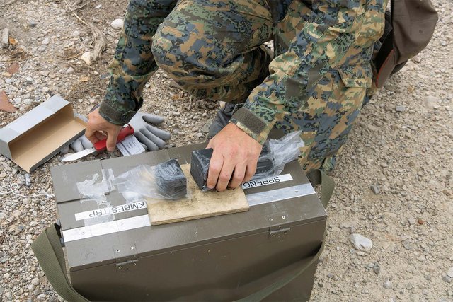 Sprengstoff wird für eine Sprengung vorbereitet. (Foto: RedTD/Gerold Keusch)