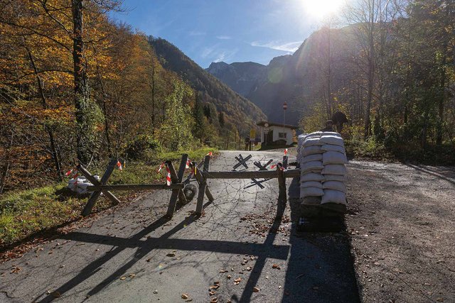 Die Gruppe, die am Kontrollpunkt des Zuges eingesetzt ist, hat viele Szenarien zu bewältigen. Diese reichen von der Personen- und Fahrzeugkontrolle bis zum Beherrschen einer Demonstration. Die meisten Aufgaben kann die Gruppe selbstständig bewältigen, bei größeren Aktionen werden weitere Gruppen des Zuges benötigt. Diese unterschiedlichen Szenarien und die stufenweise Lageentwicklung sind bei Übungen zu berücksichtigen. (Foto: Felix Brader)