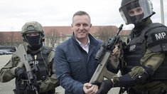 Minister Kunasek bei der Übergabe des neuen Sturmgewehrs 77 an die Militärpolizei. (Foto: ÖBH/Pusch)