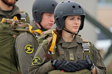 Militär-Fallschirmspringen in der Lehrveranstaltung 'Leistung und Stress'. (Foto: Bundesheer/Thomas Lampersberger)