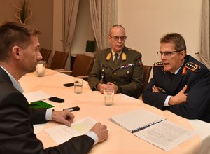 Generalleutnant Jürgen Knappe (re.), neben seinem stellvertretenden Chef des Stabes im MN JHQ Ulm, Brigadier Christian Platzer (mi.), beim Interview. (Foto: Bundesheer/Fahrngruber)